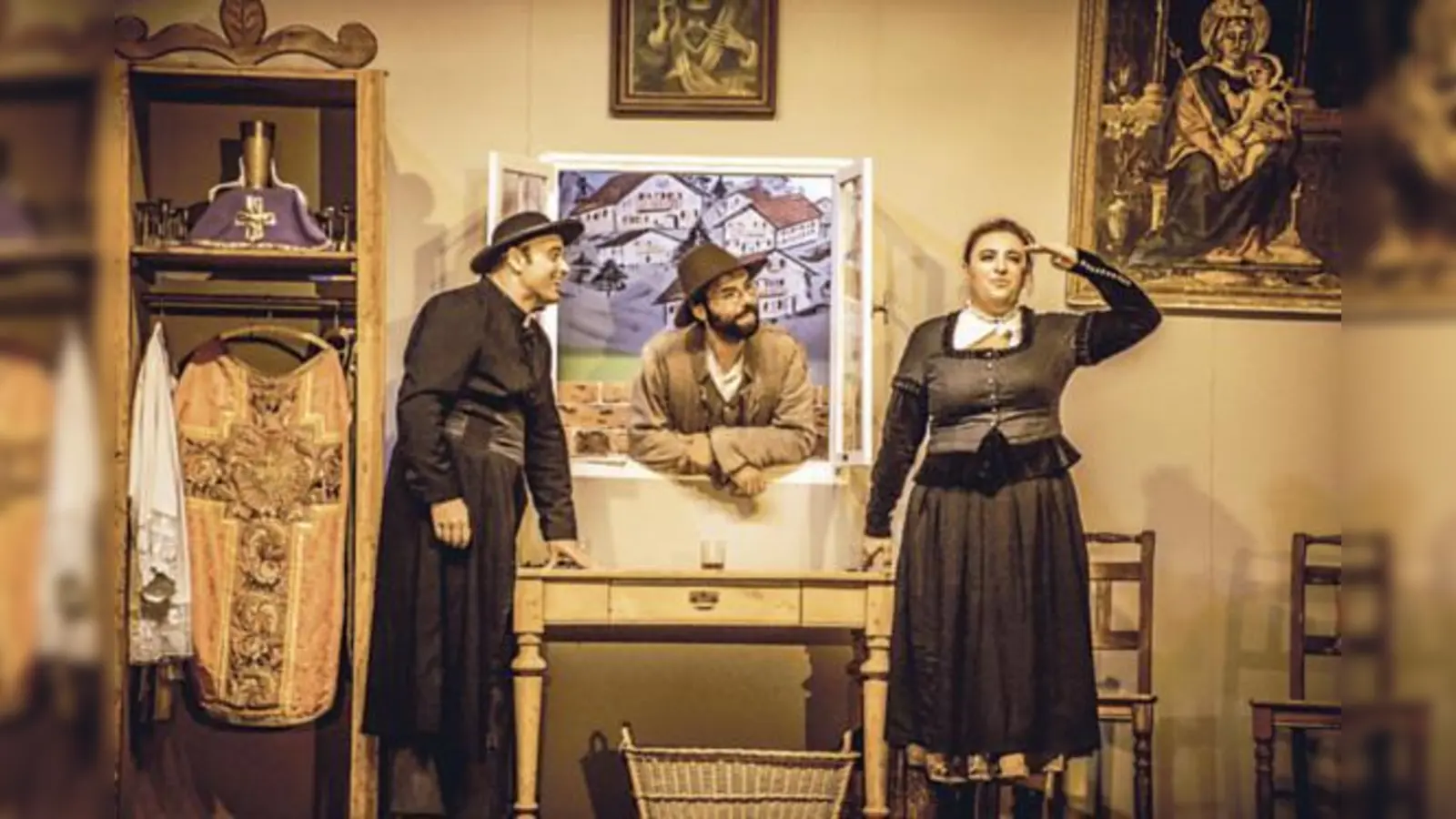 Wie es der Zufall so will, wird Räuberhauptmann Raubhauser Gust der neue Dorfpfarrer in Keitersberg.	 (Foto: Ensemble)