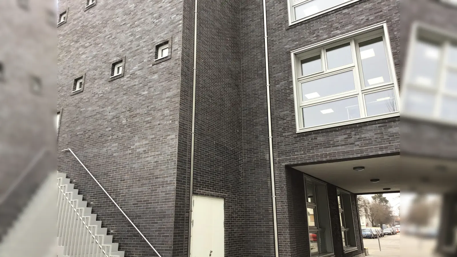 Das Gebäude an der Baubergerstraße wurde für die MVHS eigens gebaut und wird wegen des Kursprogramms und seiner besonderen Architektur mit Klinkerfassade und verschachtelten Fensterquadern als „Schatzkästchen“ bezeichnet. (Foto: Daniel Mielcarek)