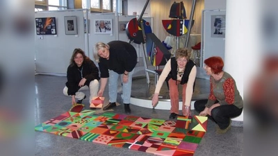 Hier beim ersten Zusammenstellen des am Internationalen Frauentag entstandenen Kunstwerkes: (von links) die Gleichstellungsbeauftragte Renate Konrad, Brigitte Storch, Brigitte Breidenbach und Bärbel Auer. (Foto: Eva Schraft)