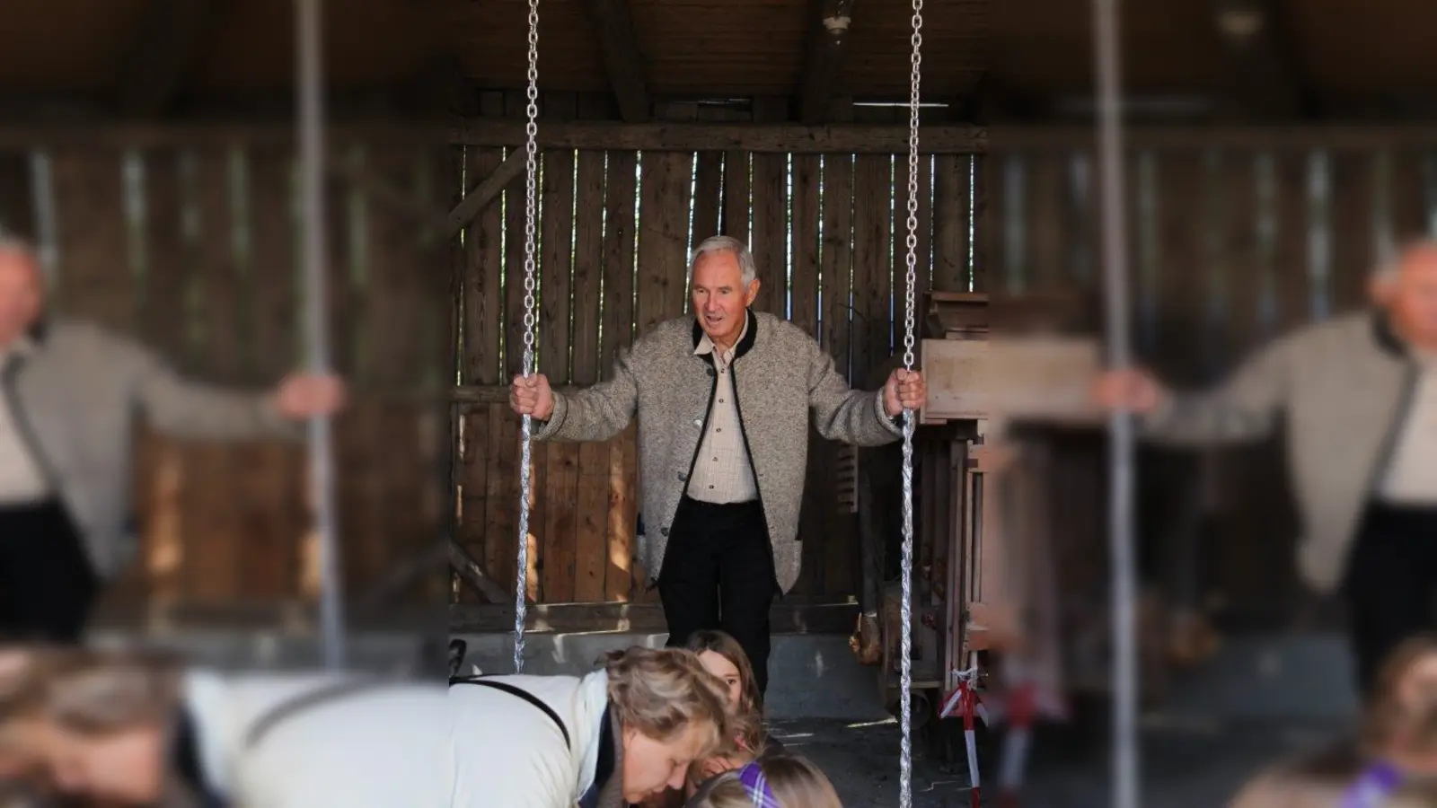 An Ketten ist die Kirtahutschn am Jexhof aufgehängt. (Foto: Jexhof)