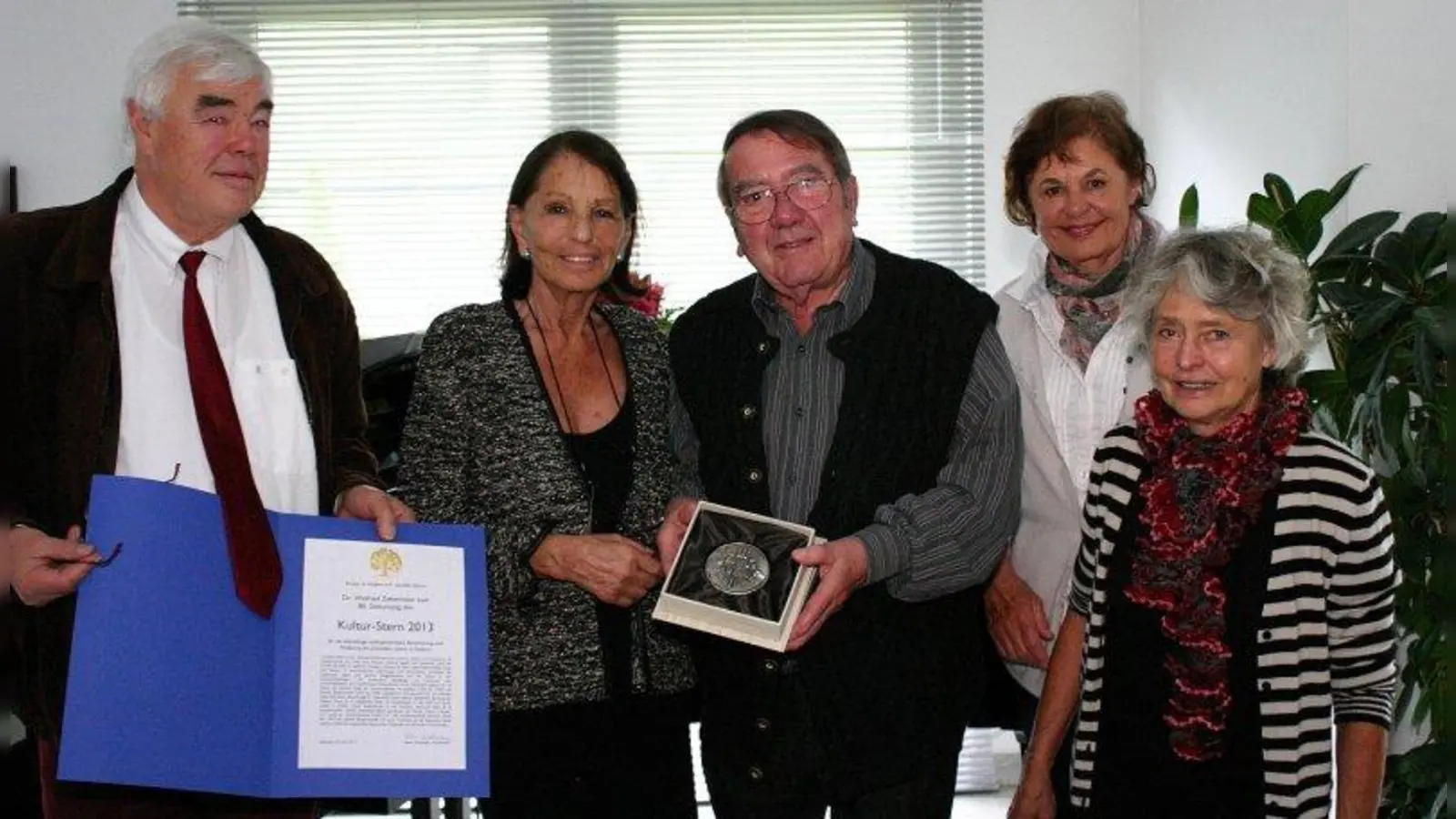 Dorothee Drescher, Christa Hennings und Volker Wettmann (links) zeichneten Winfried Zehetmeier (in der Mitte mit seiner Frau) an dessen 80. Geburtstag mit dem Haderner Kultur-Stern aus. (Foto: Matthias Bock)