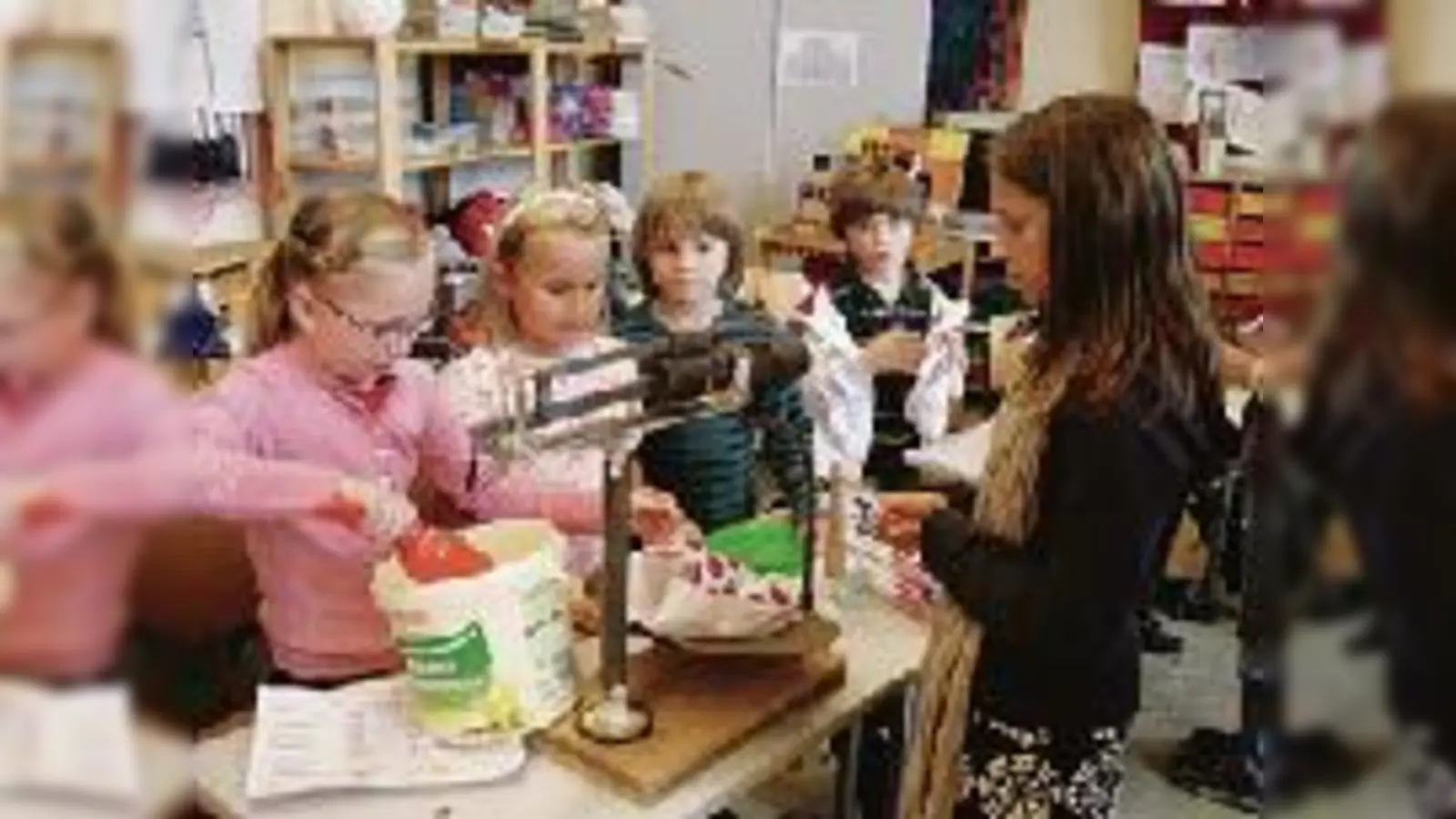 Geschäftig ging es zu beim Schulsommerfest an der Fröttmaninger Straße.   (Foto: jl)