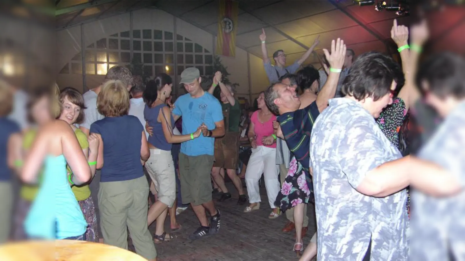 Alt und Jung feierten gemeinsam – und zeigten dabei sehr unterschiedliche Tanzstile. (Foto: Eva Schraft)