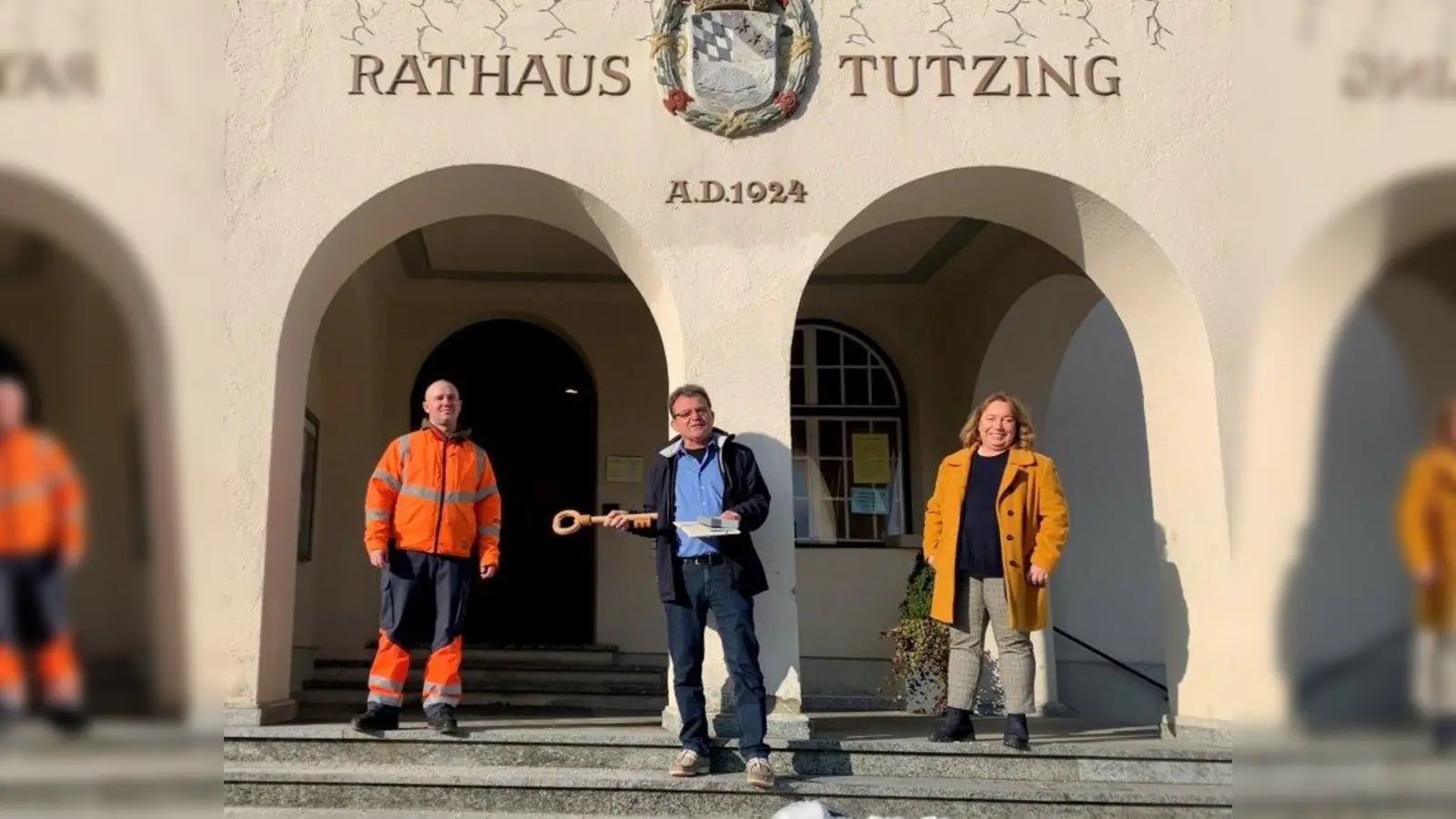 Symbolische Schlüsselübergabe mit (von links): Michael Grätz, Rudolf Schilling und Bürgermeisterin Marlene Greinwald. (Foto: Gemeinde Tutzing)