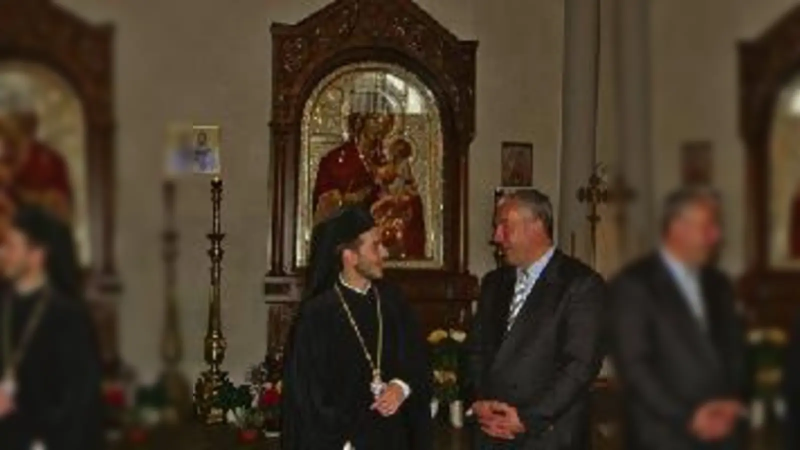Kultusminister Ludwig Spaenle ließ sich von Pfarrer Archimandrit Peter Klitsch die kunstvoll ausgemalte griechisch-orthodoxe Allerheiligenkirche zeigen.  (Foto: Kirche)