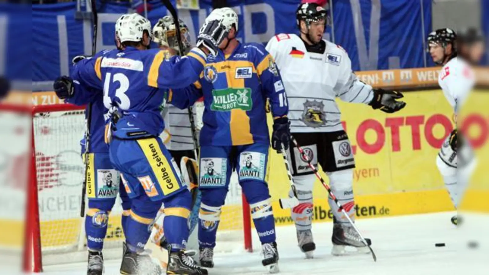 Felix Petermann (li.) freut sich meist mit den anderen. Gegen Wolfsburg traf er selbst.	 (Foto: Oliver Rabuser)