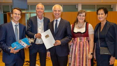 Landrat Stefan Frey, Oberstudiendirektor Martin Brouer, Regierungspräsident Dr. Konrad Schober, Studiendirektorin Christa Gmeiner (stellvertretende Leiterin SBSZ) und Birgit Brouer (von links) bei der Verabschiedung.  (Foto: LRA)