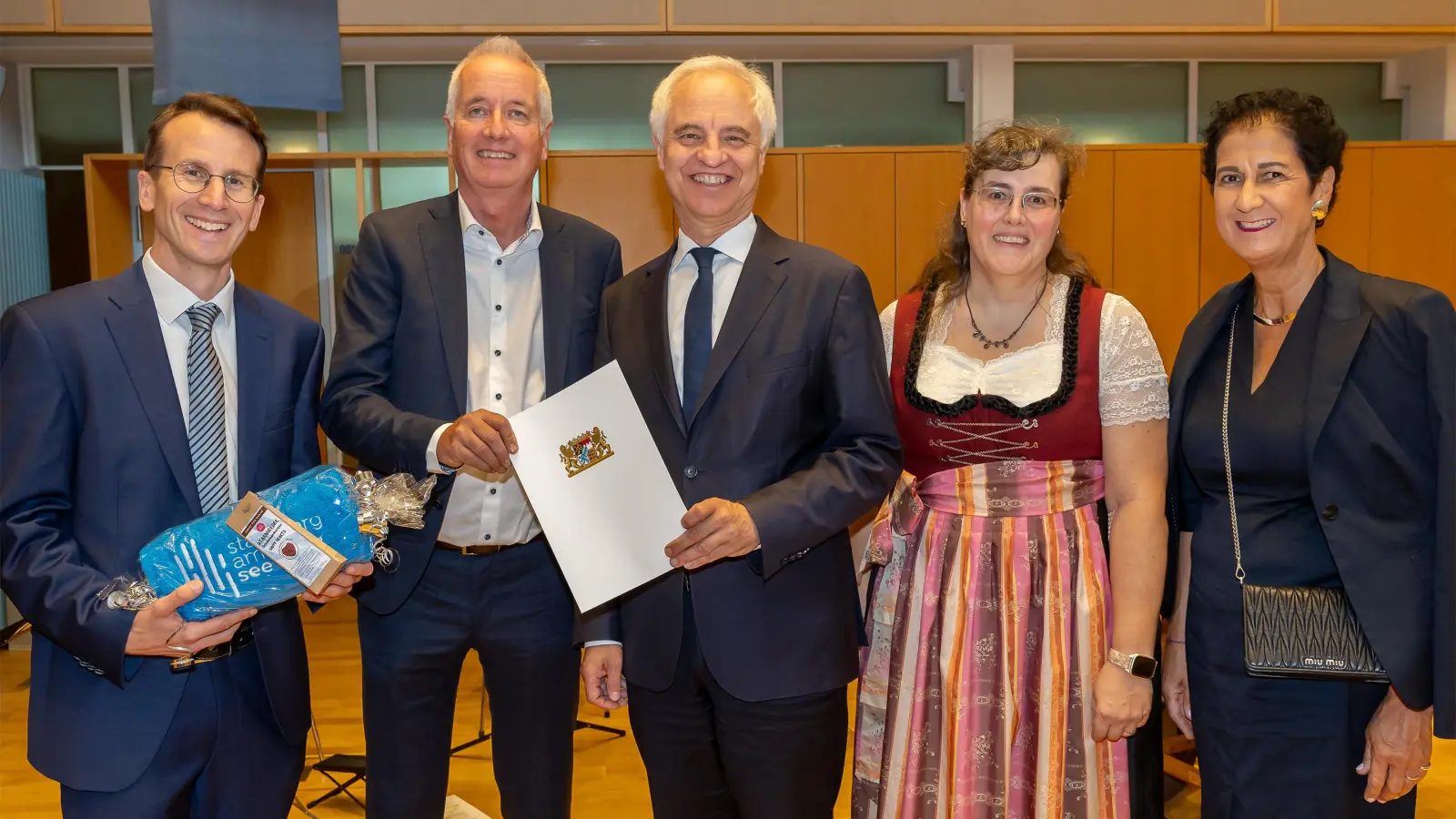 Landrat Stefan Frey, Oberstudiendirektor Martin Brouer, Regierungspräsident Dr. Konrad Schober, Studiendirektorin Christa Gmeiner (stellvertretende Leiterin SBSZ) und Birgit Brouer (von links) bei der Verabschiedung.  (Foto: LRA)