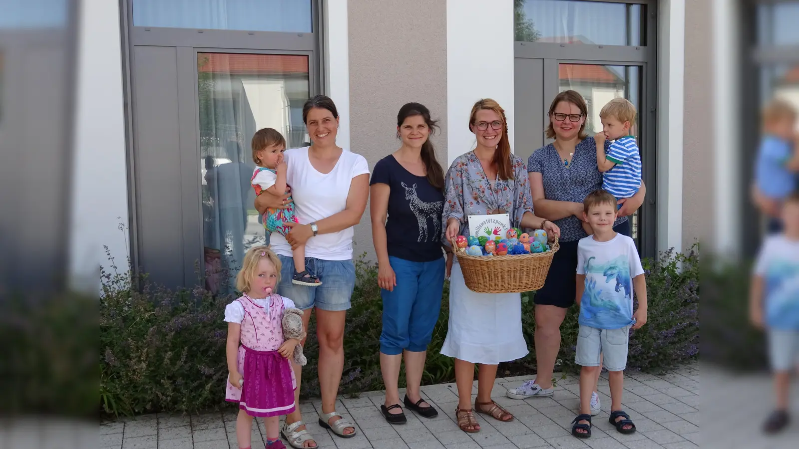Ein Teil der Häklerinnen des Familienstützpunktes Gemeinde Grünwald mit ihren Oktopussen. Von links: Claudia Hußlein-Hueber, Gudrun Schulze, Kristina Vahldiek (Leitung des Familienstützpunktes) und Barbara Schauer. (Foto: VA)