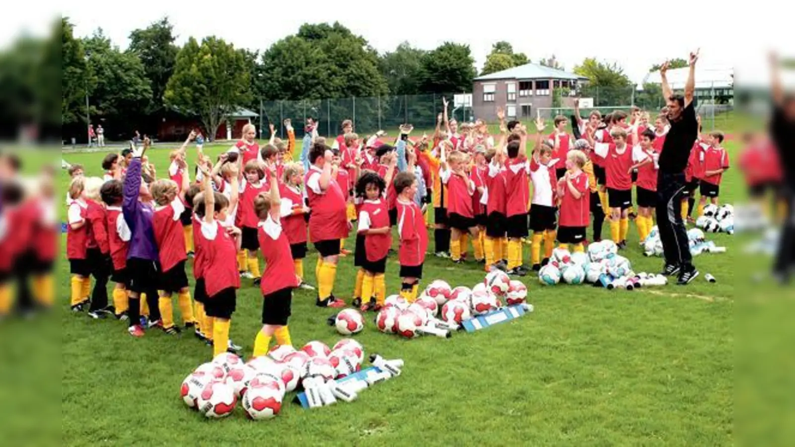 Beim Fußballcamp des FC Fasanerie werden alle Teilnehmer eingekleidet mit Trikot, Hose und Stutzen. An jedem Tag findet ein Wettbewerb satt.	 (Foto: VA)
