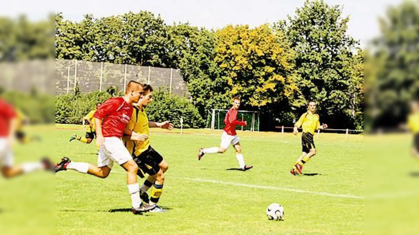 Dieser Zweikampf kostete Bogenhausen einen Mann: denn Fuchs erhielt eine gelb-rote Karte.	 (Foto: Verein)