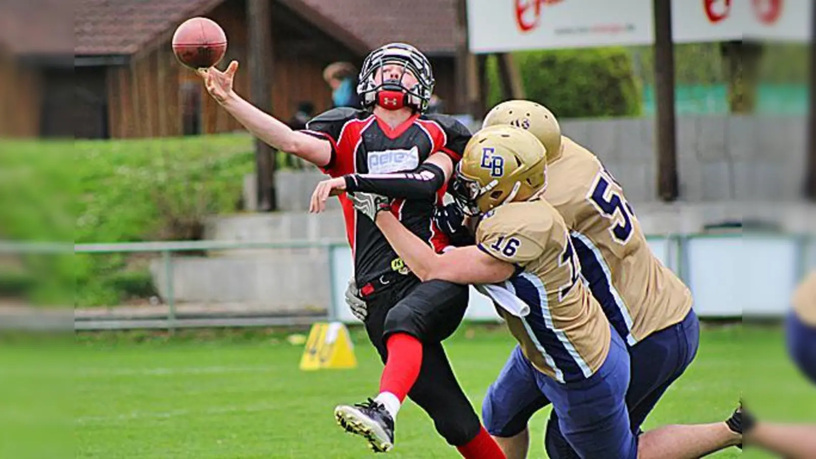 Daniel Witte (#16) und Tim Warich (#55) hindern den Kirchdorfer Quarterback erfolgreich am Pass.	 (Foto: Christiane Biegert)