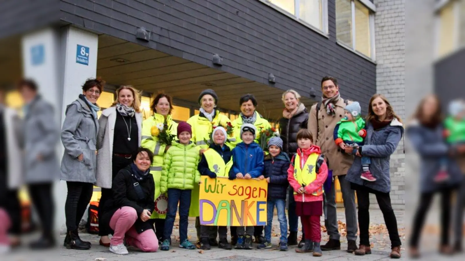 „Gut, dass Sie an den Übergängen stehen und für unsere Kinder da sind!“ Der Elternbeirat mit Cornelia Krenski, Vorsitzenden Martin Soukup und Gunilla Grosse-von Kempski (v.r.) und Rektorin Antje Milleder (2.v.l.) überreichte Dankeschön-Blumen an drei der fleißigen Schulweglotsen. (Foto: us)
