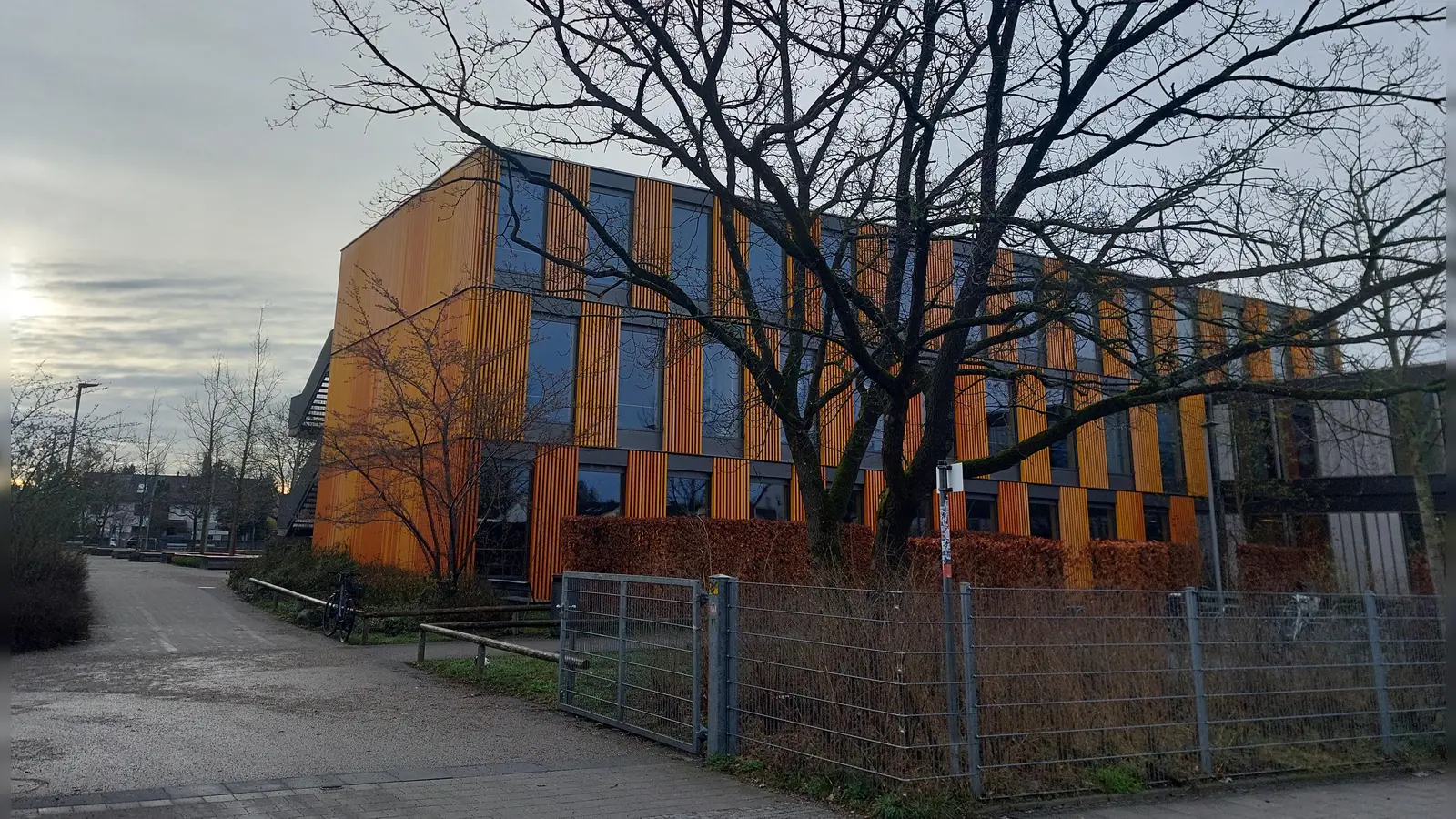 In der Turnhalle des Michaeli-Gymnasiums informiert die Stadt über aktuelle Bauprojekte in Berg am Laim. (Foto: bas)