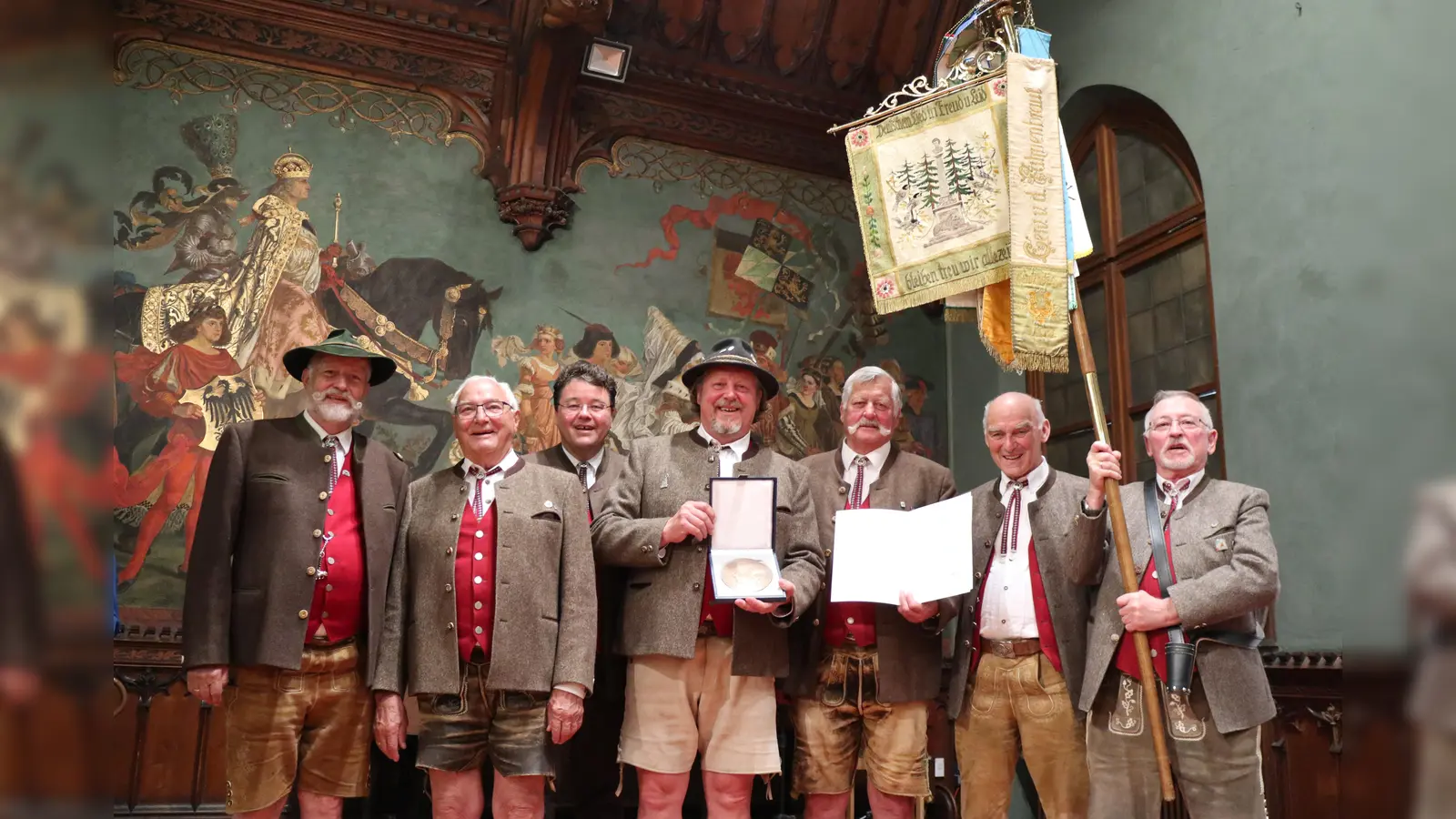 Die Abordnung des Sängerkreises Ottobrunn mit Bürgermeister Thomas Loderer (3. v. l) nach der Ehrung mit der Zenker-Plakette. Eine von vielen Auszeichnungen in den vergangenen 100 Jahren.<br> (Foto: VA)