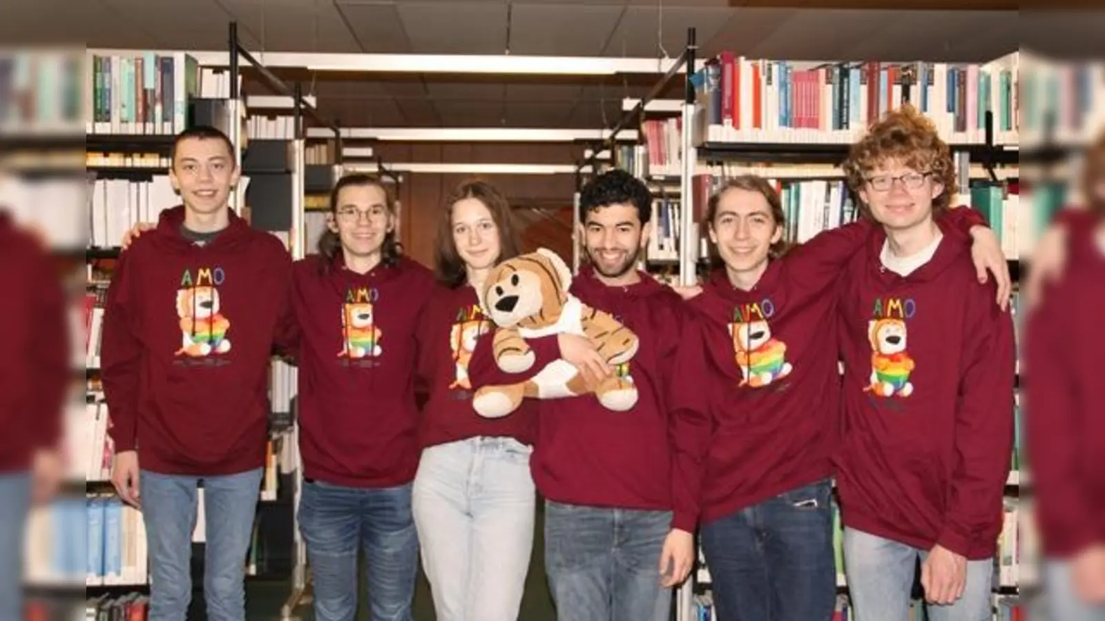 Das deutsche IMO-Team 2024 hat sechs Medaillen gewonnenDeutsces: Lars Krabbenhöft, Christian Kraftsik (Vaterstetten), Vera Lavrova, Leonard Kottisch, Johannes Raitz von Frentz und Paul Jakob Schmidt (v.l.n.r.).  (F: Dr. Tatjana Ruf /MFO)