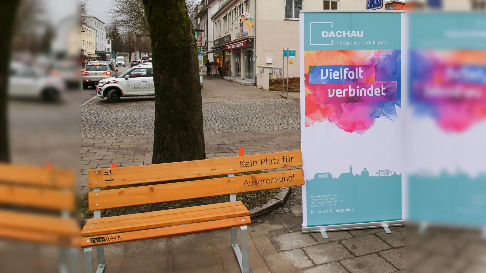 Die Mitmachaktion findet an der „Bank der Ausgrenzung” statt. (Foto: Stadt Dachau)