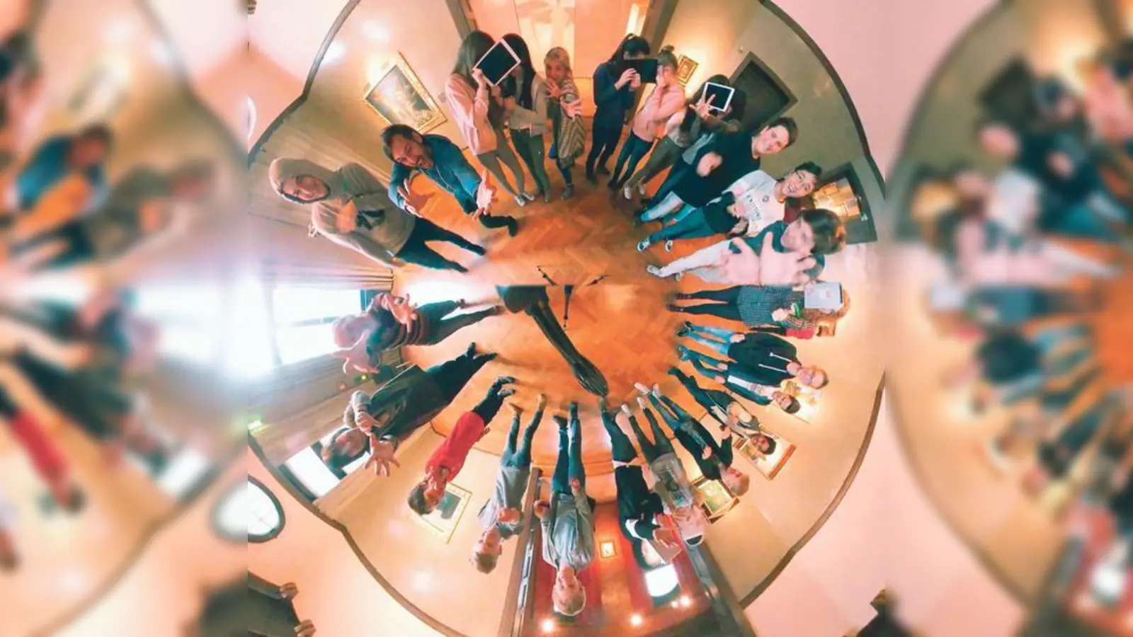 Präsentiert werden Beispiele der kreativen Nutzung von Mobiltelefonen  wie ein 360-Grad-Foto. 	 (F.: VA)