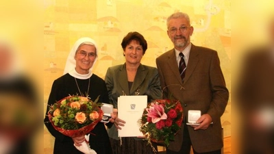 In festlichem Rahmen verlieh Bürgermeisterin Christine Borst (Mitte) die Kraillinger Bürgermedaillen an Schwester Theodolinde Mehltretter und Erich Wolfert. (Foto: US)