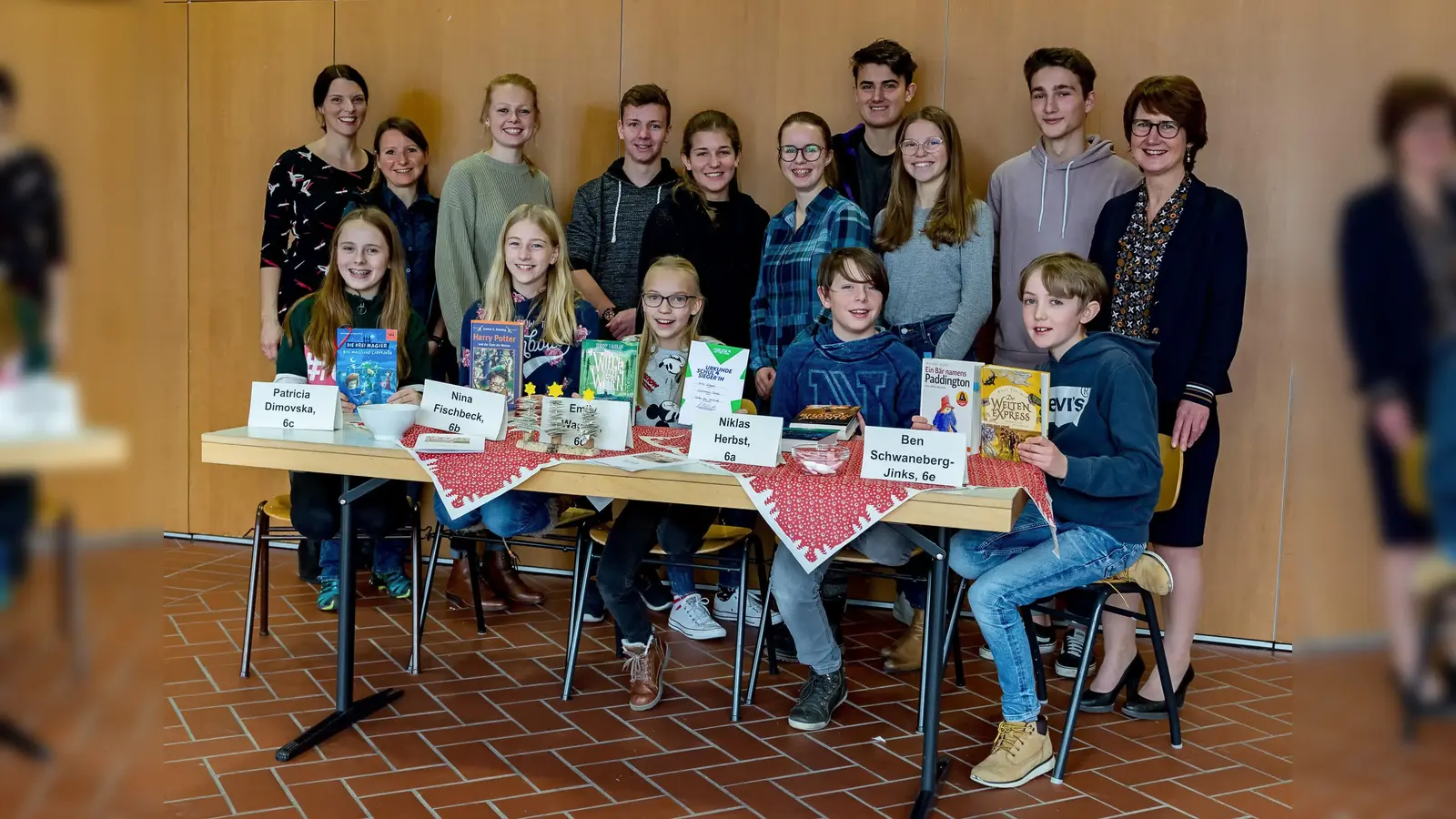 Sitzend: Patricia Dimovska, Nina Fischbeck, Emiliy Wagner, Niklas Herbst und Ben Schwaneberg-Jinks; stehend: Margarethe Schillmaier, Eva Schlenk, Julia Wieser (Förderverein), Lukas Vollmann, Sophie Linsmayer, Elisabeth Geitner, Samuel Kneißl, Victoria Heide, Jonas Kuhn und Schulleiterin Andrea Hafner (v. li.). (Foto: Gymnasium)