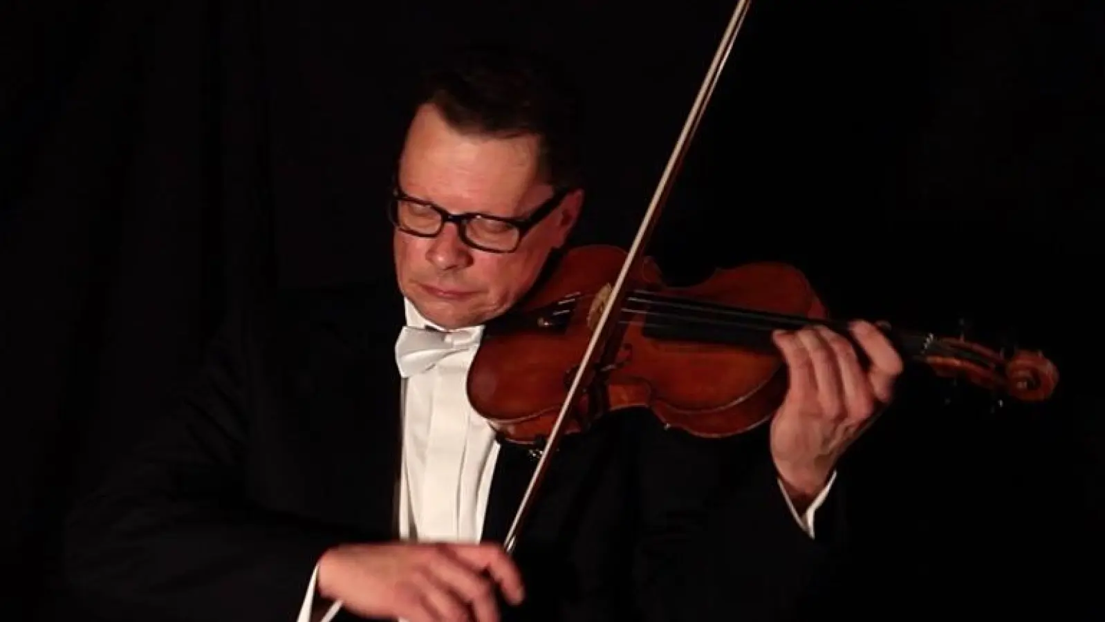 Winfried Grabe spielt als Solist die Violine und hat auch die Gesamtleitung inne. (Foto: Ensemble Haar)