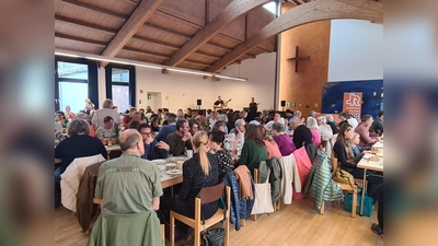 Wegen des Wetters fand das faire Frühstück im im Pfarrsaal von St. Jakob statt. (Foto: Stadt Dachau)