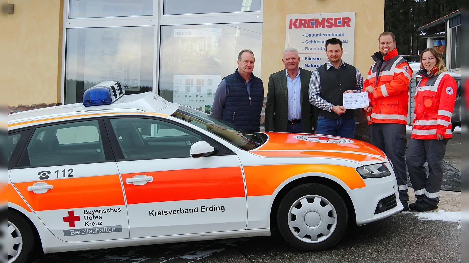 Martin, Manfred und Andreas Kremser (Kremser Bau GmbH), Tommy Horn und Lara Eilers (beide BRK) bei der Scheckübergabe. Auf einen symbolischen großen Scheck hat man verzichtet, der kleine hilft ebensogut. (Foto: BRK)
