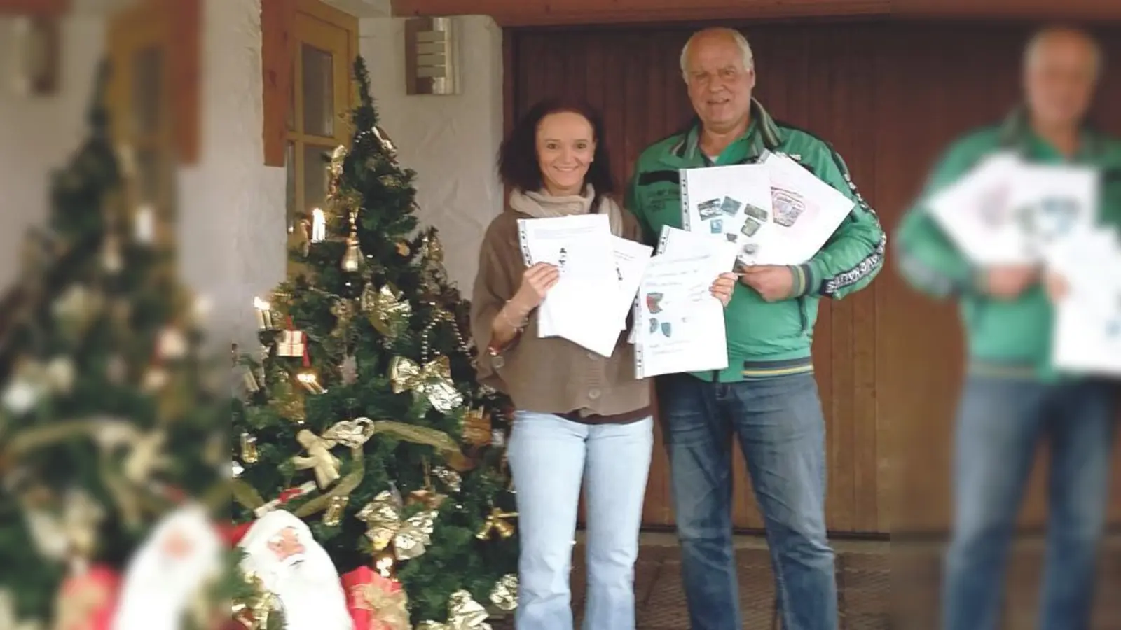 Klaus Heun und Simone Ziplies von »Grünwald Hilft« mit einem Teil der Wunschzettel. 	 (Foto: VA)