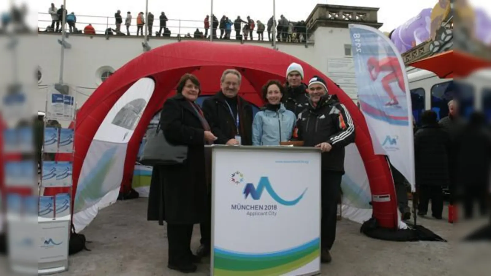 Oberbürgermeister Christian Ude (2.v.li.) und seine Ehefrau Edith von Welser-Ude (li.) am Informationszelt der Bewerbungsgesellschaft München 2018 GmbH im Skistadion Garmisch-Partenkirchen.  (Foto: Stadt München)