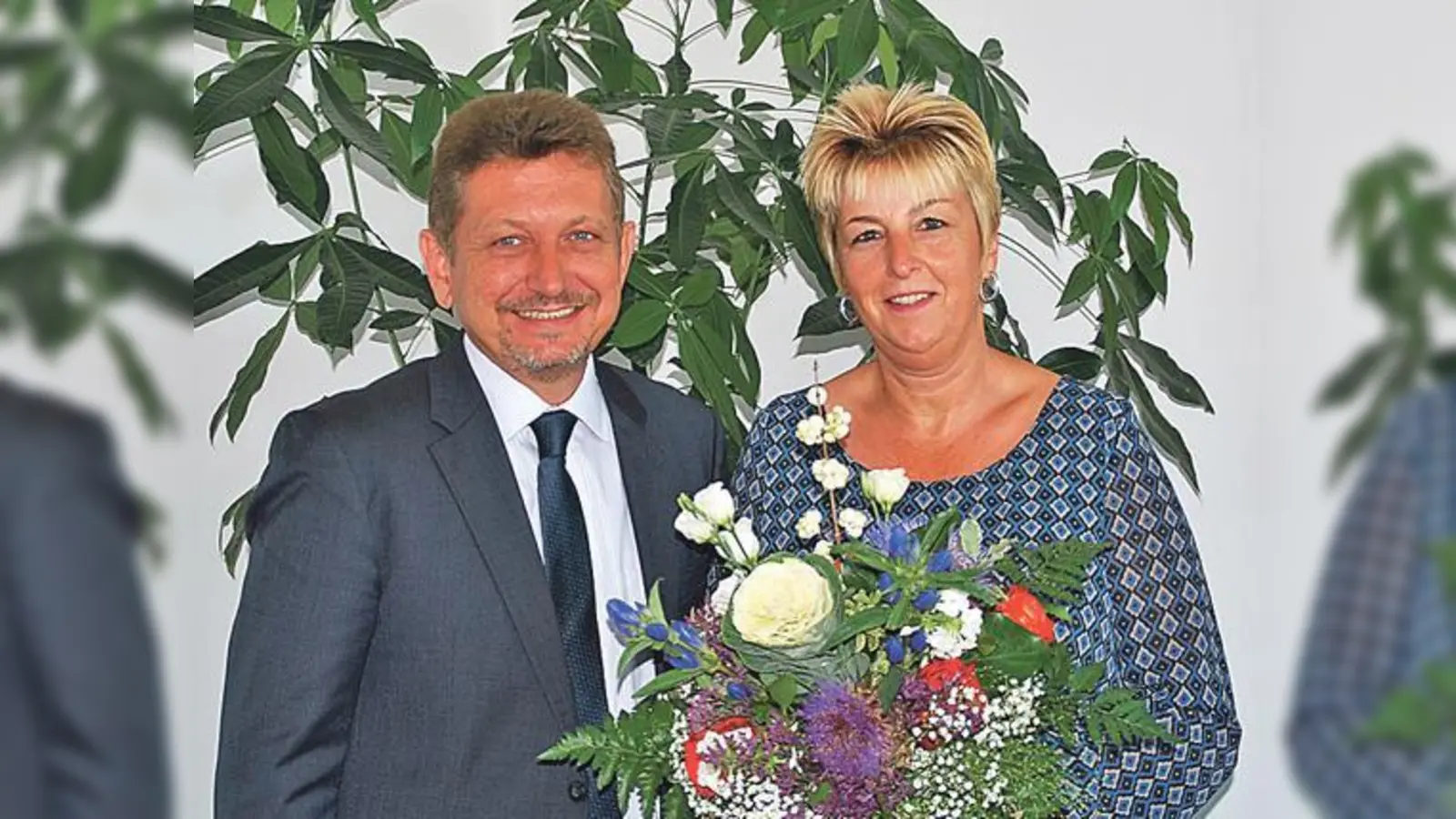 Bürgermeister Klaus Korneder gratuliert Angelika Scholz zu Ihrem 25jährigen Dienstjubiläum. 	 (F.: privat)