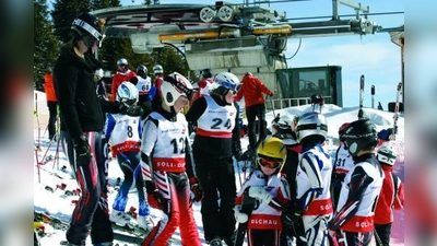 Mitglieder des TSV Eintracht Karlsfeld bei der 37. Karlsfelder Vereinsskimeisterschaft am Gampenkogel in Westendorf/Tirol. (Foto: pi)