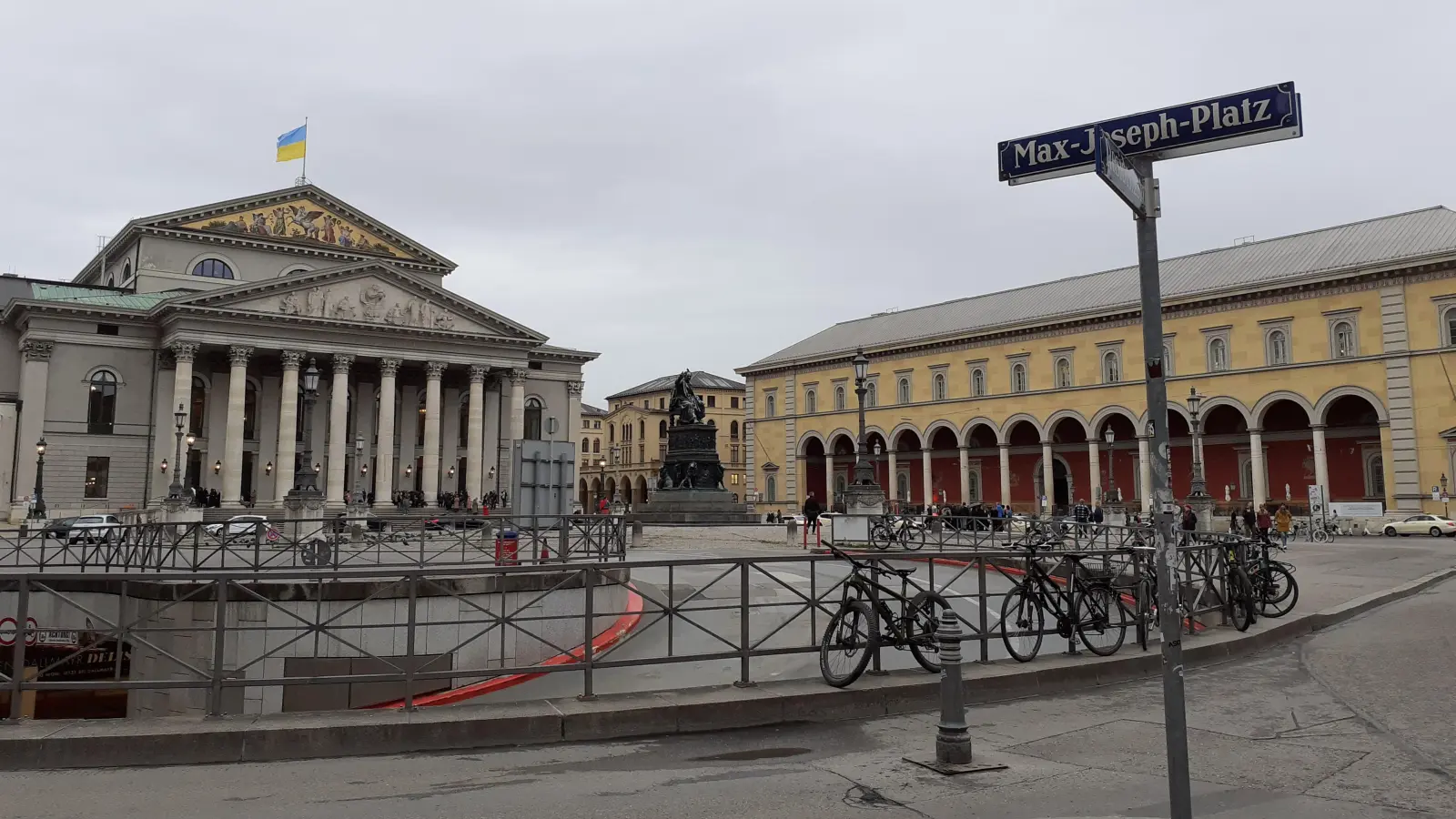 Am Max-Joseph-Platz waren die Franziskaner den längsten Teil ihrer 800-jährigen Geschichte in München beheimatet. Auch ihm wird ein Besuch abgestattet.  (Foto: mha)