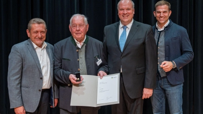 Gratulierten Franz Pfluger (2.von links) zur Auszeichnung: Grasbrunns Bürgermeister Klaus Korneder, Landrat Christoph Göbel und MdL Maximilian Böltl.  (Foto: Andreas Wening)