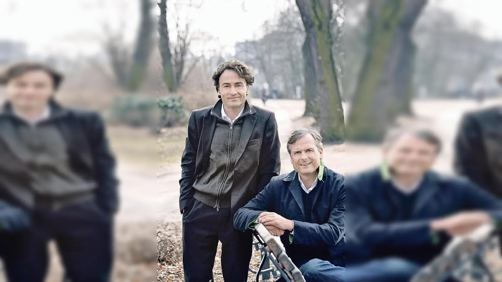 Giovanni di Lorenzo (l.) und Axel Hacke stellen in ihrem gemeinsamen Buch Fragen nach den Werten des Lebens. 	 (Foto: Jim Rakete)
