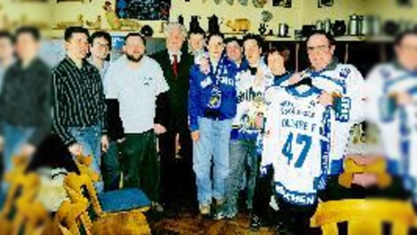 Die »Bullyfreunde Moosach« bei der Gründung ihres Fanclubs. Stolz präsentiert Präsident Roland Krausa das Trikot von Florian Vollmer. 	 (Foto: maho)