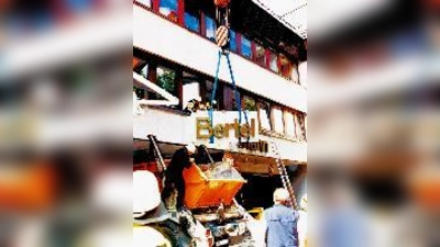 Feuerwehrleute sichern die Hausdurchfahrt.<br>	 (Foto: Feuerwehr)