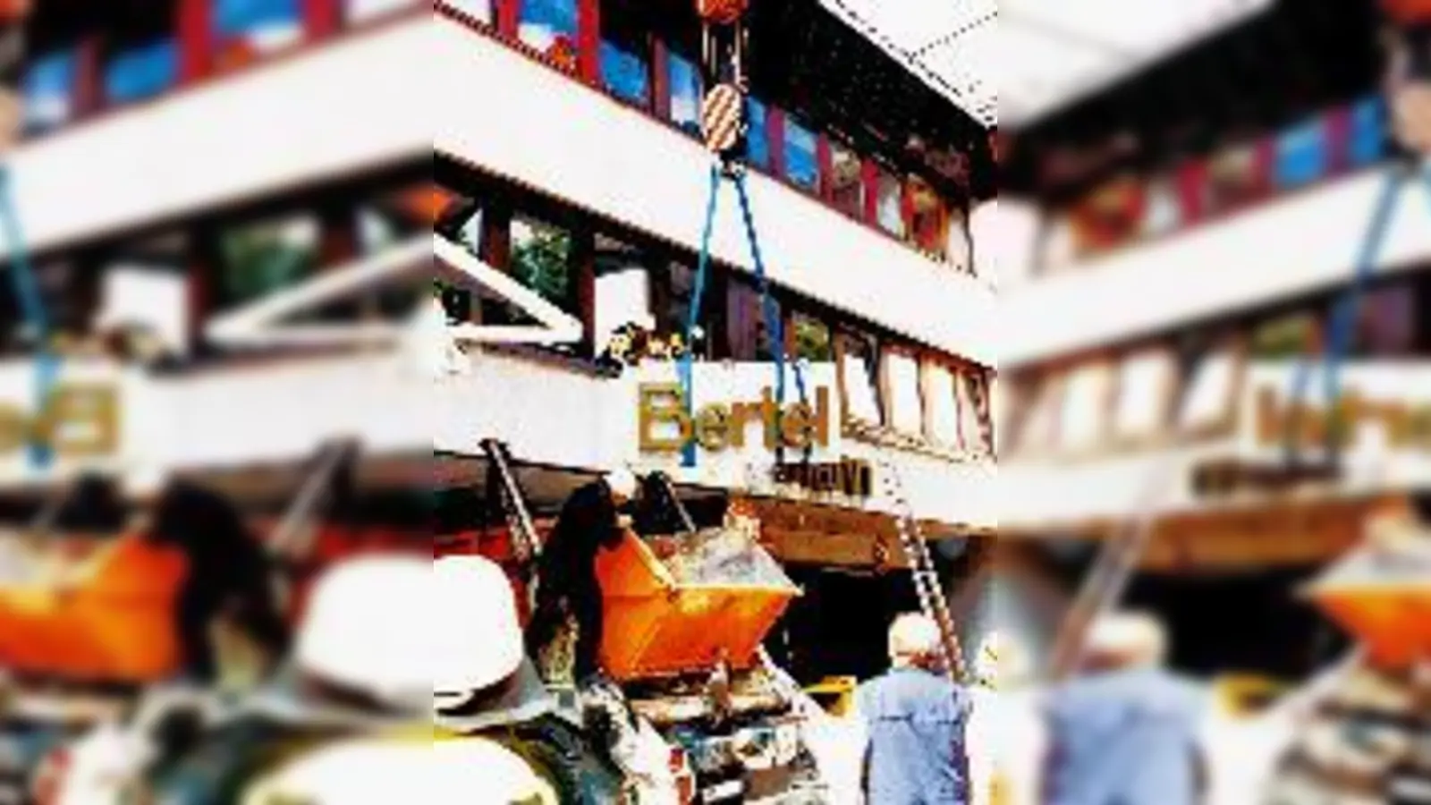 Feuerwehrleute sichern die Hausdurchfahrt.<br>	 (Foto: Feuerwehr)