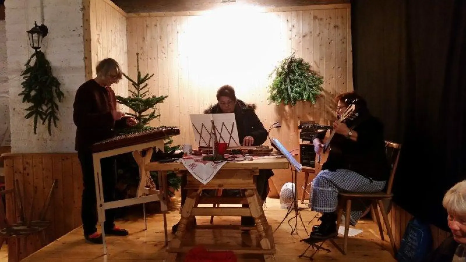 Für eine adventliche Stimmung sorgten bei der Krippenausstellung besinnliche Klänge verschiedener Musikgruppen. (Foto: Franz Christina)