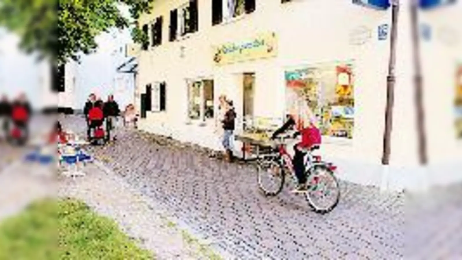 Rasende Radler gefährden in Perlach Cafébesucher und Patienten des Krankenhauses.  (Foto: Boschert)