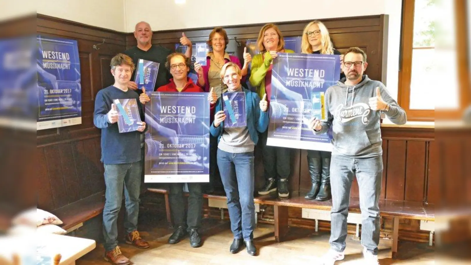 Auf die erste Westend-Musiknacht freuen sich (hinten von links): Willi Wermelt (Veranstalter), Sibylle Stöhr (Bezirksausschuss), Tricia Leonard, Conny „Cat” Merritt (Musikerinnen) sowie (vorne von links:) Gurdan Thomas (Musiker), Oliver Weiße (Musiker, The Deadful Greats), Claudia Bethcke (Leiterin Ledigenheim) und Andree Heikes (Veranstalter). (Foto: ds)