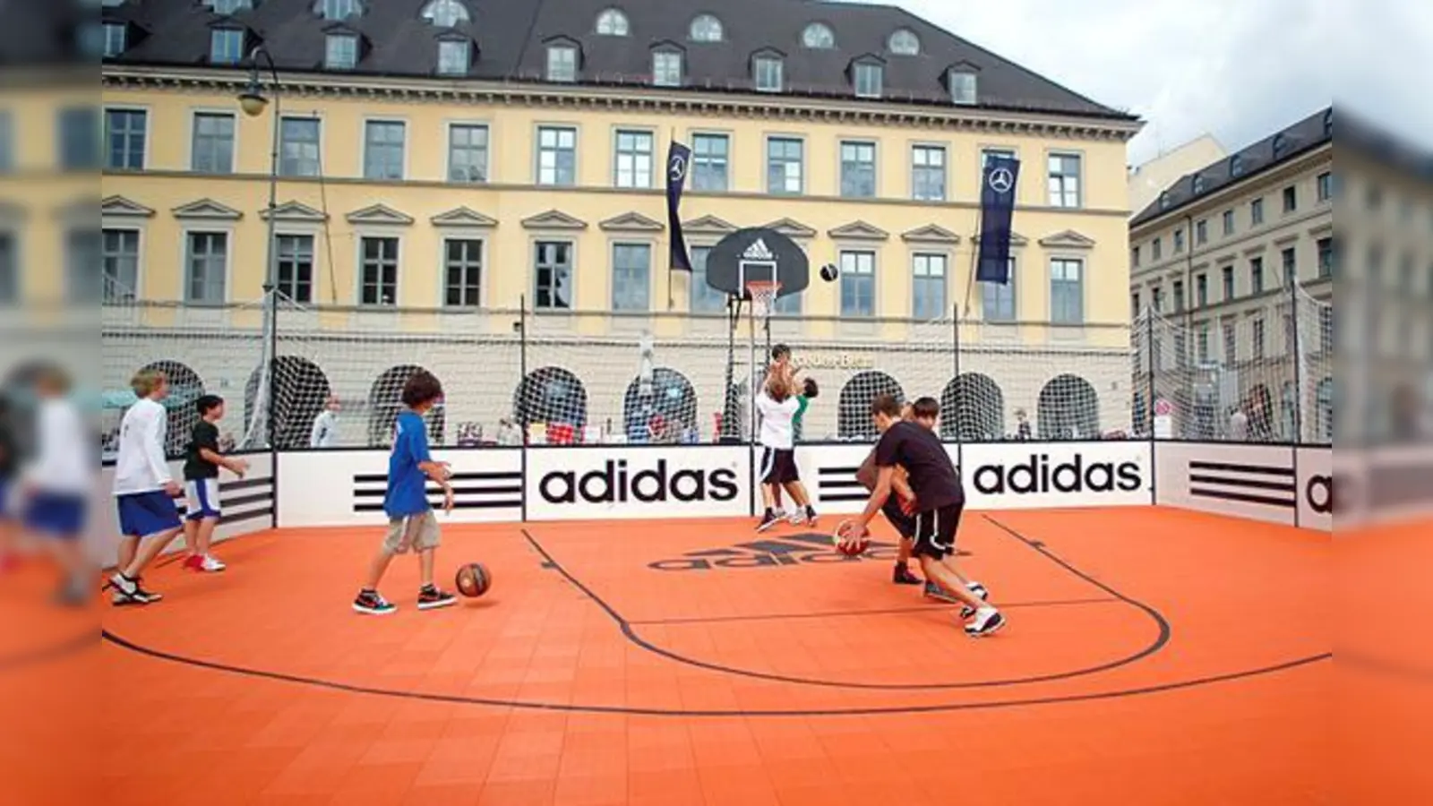 Mal was anderes: Streetball mitten am Odeonsplatz.  (Foto: Florian Thamm)