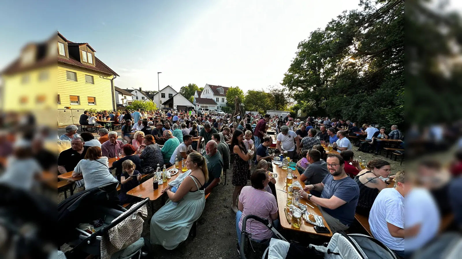 Großer Andrang herrschte bei der Sonnwendfeier. Geschätzte 350 Gäste feierten mit dem Burschenverein bis tief in die Nacht hinein. (Foto: Nico Golling)