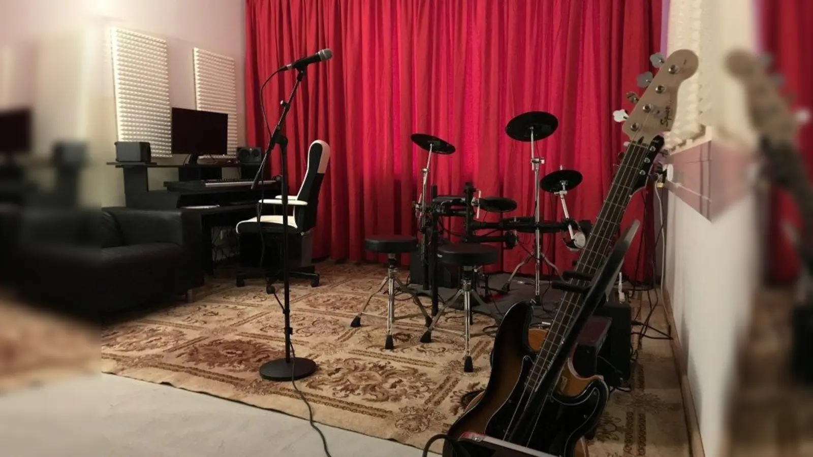 Im E-Gitarren-Workshop für Einsteiger lernen Jugendliche das Instrument kennen. (Foto: Feierwerk e.V.)