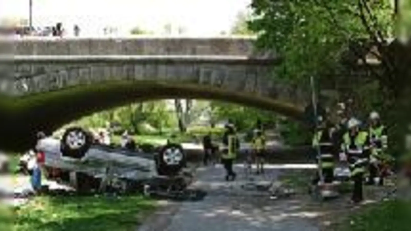 Wie durch ein Wunder ist bei dem Unfall an der Wittelsbacher Brücke kein Spaziergänger verletzt worden.  (Foto: Feuerwehr)