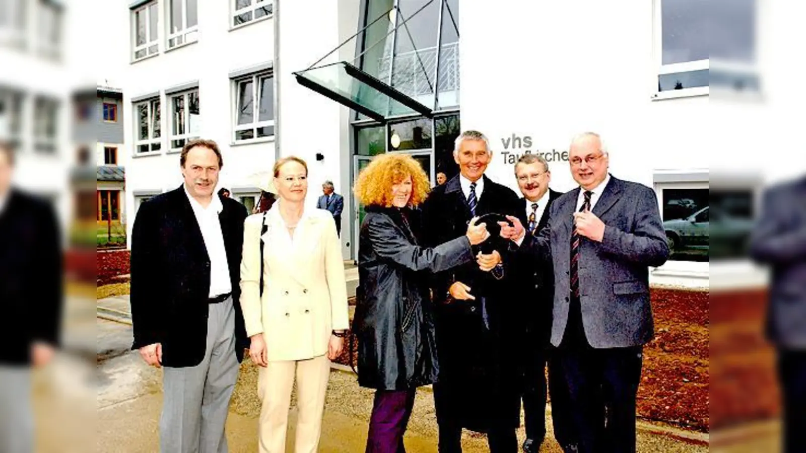 Zu den Meilensteinen der VHS-Geschichte gehört die Einweihung des eigenen Gebäudes 2002 (v.l.): Architekten Peter und Elisabeth Krämer, Christine Baudrexel, Hartmann Räther, Peter Seebauer und Anton Rottenkolber.	 (Foto: Schunk)