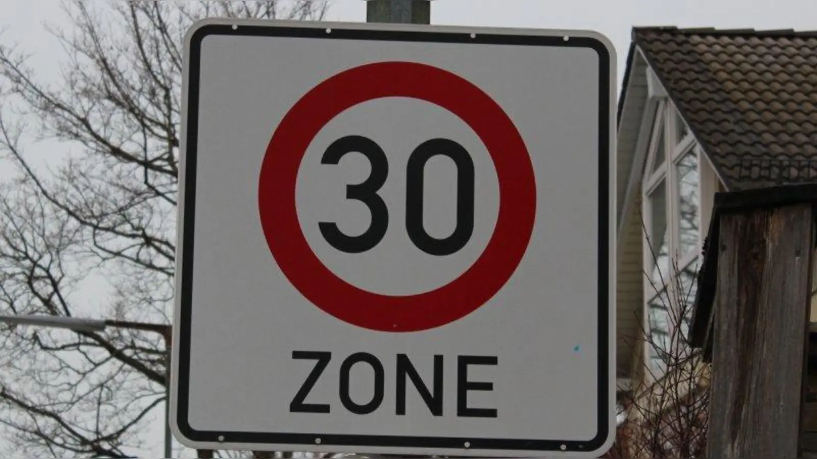 Wenn Tempo 30 die Regelgeschwindigkeit in München würde, wären solche Schilder künftig überflüssig. (Foto: Archiv/ sb)