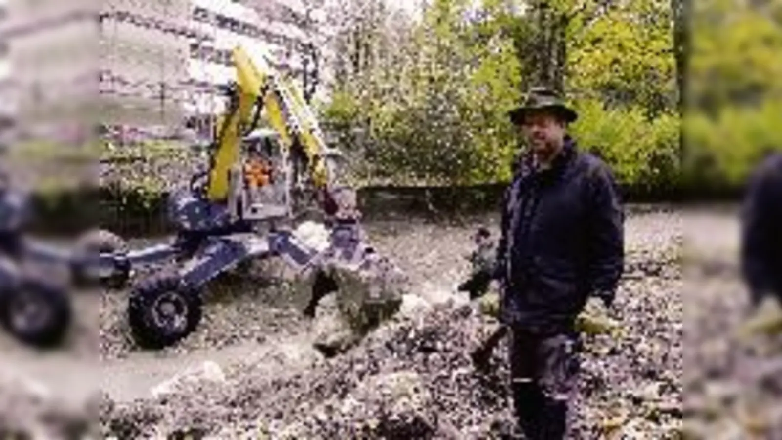 Machen derzeit den Eisbach sicherer, die Männer der Flussmeisterei um Hans Huber (vorne rechts), der die Bauarbeiten leitet.  (Foto: js)