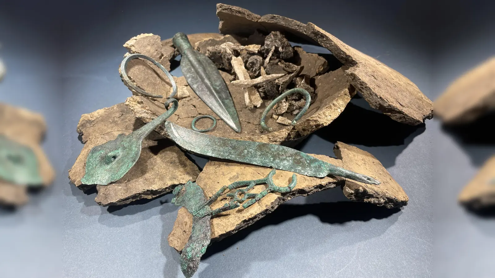 Ensemble bronzezeitlicher Fundstücke aus Steinhöring werden bei diesem Vortrag gezeigt. (Foto: Thomas Kürzeder)