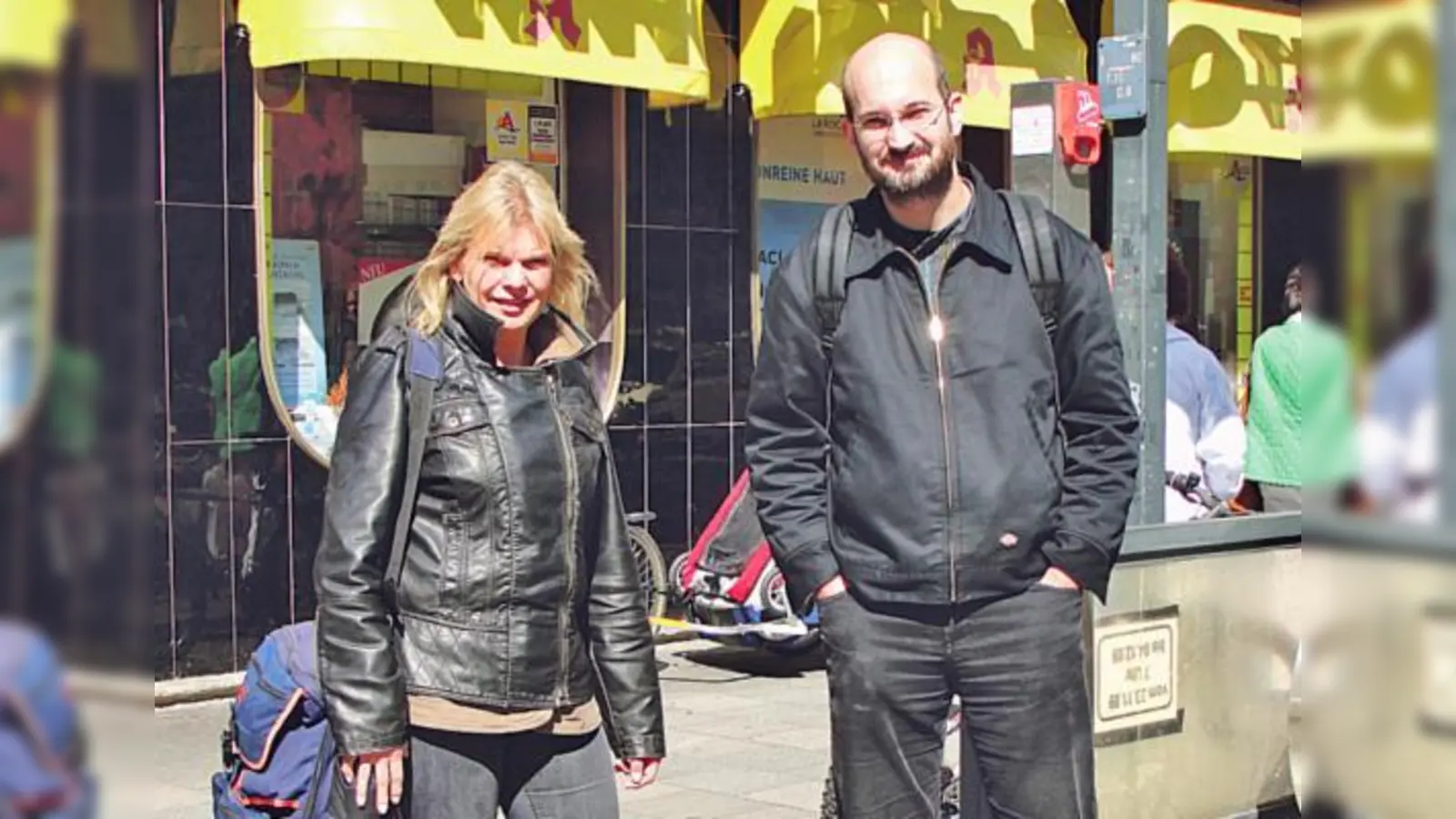 Die Streetworker Rita Wilgen und Markus Bosnjak sorgen sich, wenn ihre Kunden wegen der Videokameras nicht mehr zum Sendlinger Tor kommen. 	 (Foto: cs)