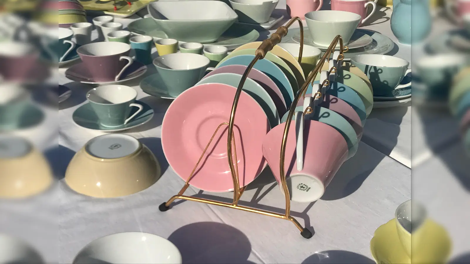 Die Garagenflohmärkte in Waldperlach sind eine gute Gelegenheit nach tollen Schnäppchen Ausschau zu halten. (Foto: hw)